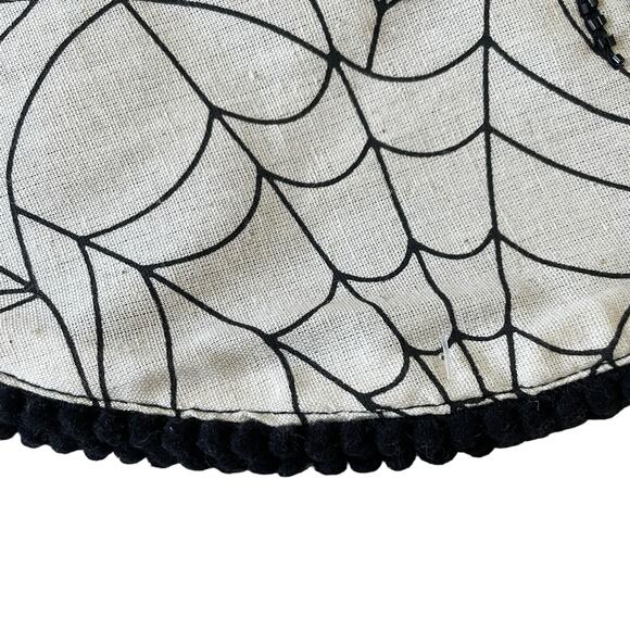 Rachel Zoe Halloween Spider Web with Beaded Spider Placemats 15in Set of 4 NEW - Picture 5 of 10